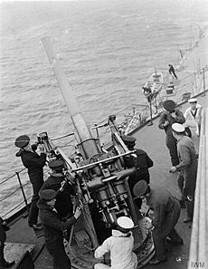 Archivo:3-inch AA gun and crew on HMS Royal Oak WWI IWM Q 18493
