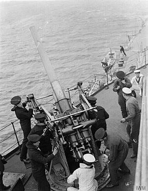 Archivo:3-inch AA gun and crew on HMS Royal Oak WWI IWM Q 18493