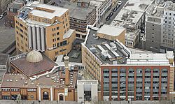 Archivo:Aerial view of East London Mosque complex - Feb 2014