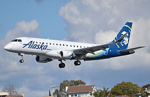 Archivo:AlaskaAirlines(Skywest)E175N183SY SANFebruary2019