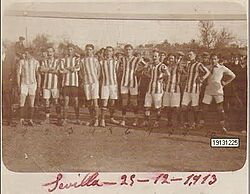 Archivo:Alineación del Real Betis Balompie, 1913.