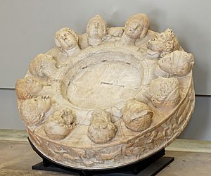 Archivo:Altar twelve gods Louvre Ma666