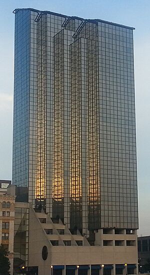 Archivo:Amway-grand-from-grand-river (cropped)