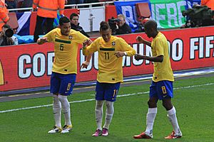 Archivo:André Santos, Neymar and Ramires celebrate Neymars goal