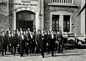 Archivo:Atatürk TBMM'den çıkarken