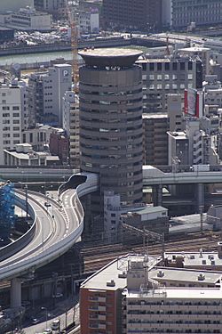 Archivo:Building penetrated by an expressway 001 OSAKA JPN