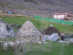 Archivo:Chozos de ganaderos, El Torno, Cáceres
