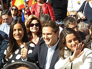 Archivo:Constitucionalistas del partido Ciudadanos, Albert Rivera, Inés Arrimadas (saludando, a la derecha), en la Plaza de la Villa, en Madrid, España