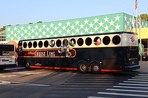Archivo:Disney Cruise Line Bus in front of Disney's All-Star Movie Resort