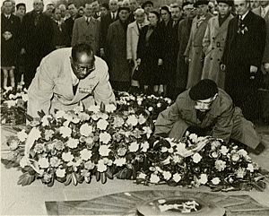 Archivo:Eugene Bullard at the Tomb of the Unknown Soldier in Paris (1954)