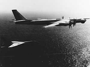 Archivo:F-8 Crusader of VF-13 escorts Tupolev Tu-95 over the Mediterranean Sea in 1967