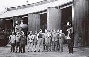 Archivo:Galpon de Maquinas Locomotoras y su personal
