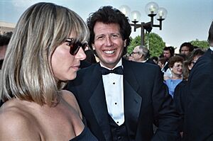 Archivo:Garry Shandling and Linda Doucett at the 39th Emmy Awards