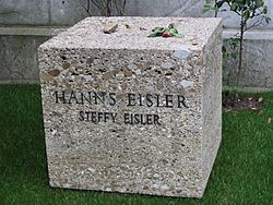 Archivo:Grab Hanns-u-Steffy-Eisler Stein-vor-Ehrung-50ster-Todestag LWS1014