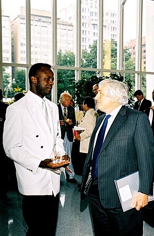 Archivo:Ibiyinka Alao and James D. Wolfensohn in Washington DC