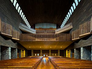 Archivo:Interior of the Sanctuary of Arantzazu 02