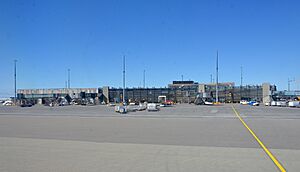 Archivo:Keflavík International Airport (seen from runway)