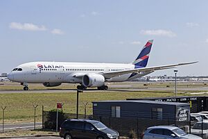 Archivo:LATAM Chile (CC-BBF) Boeing 787-8 Dreamliner at Sydney Airport (1)