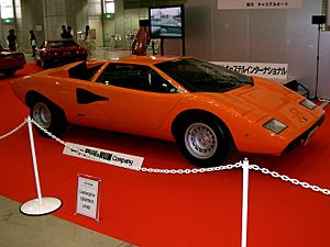 Archivo:Lamborghini Countach(front-side)
