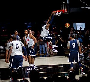 Archivo:LeBron James dunk (2)