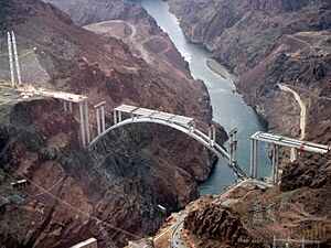 Archivo:Mike O'Callaghan-Pat Tillman Bridge construction