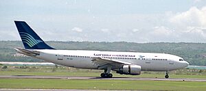 Archivo:PK-GAI Airbus A300B4-220 Garuda Indonesia at Denpasar Ngurah Rai (DPS) 17 11 88