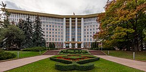 Archivo:Parlamento, Chisináu, Moldavia, 2023-11-03, DD 48-50 HDR