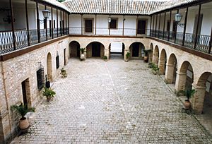 Archivo:Patio Santuario Cruces en Daimiel