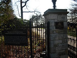 Archivo:Phipps conservatory outdoor gardens gate