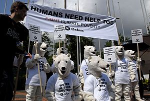 Archivo:Polar Bears Fight Climate Poverty