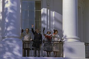 Archivo:Prime Minister Pierre Trudeau of Cananda, Jimmy Carter, Margaret Trudeau and Rosalynn Carter at State Visit arrival... - NARA - 173758 (restored)