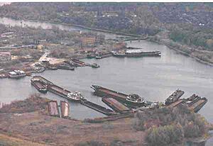 Archivo:Pripyat-river-container-vessels