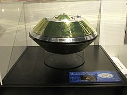 Archivo:Replica of Hayabusa capsule at JAXA i
