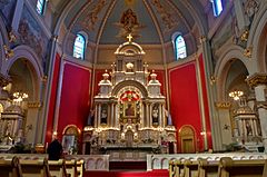 Archivo:Saint Josaphat Catholic Church (Detroit, MI) - high altar, with the Black Madonna, Sts. Aloysius & Anthony