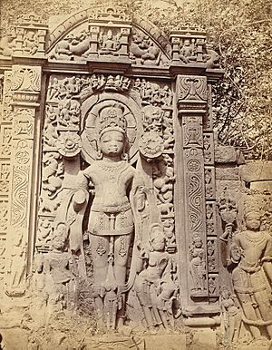 Archivo:Sculpture of Aditya, the Sun god, of Gupta period, from Garhwa, Allahabad, 1870s