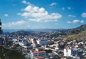 Archivo:Tegucigalpa from La Leona