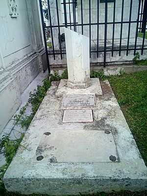 Archivo:Tumba Del Maestro Francisco Gavidia Situada En El Cementerio Los Ilustres