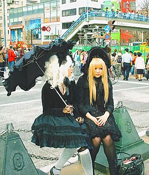 Archivo:Two gothic lolitas in Harajuku 20050427