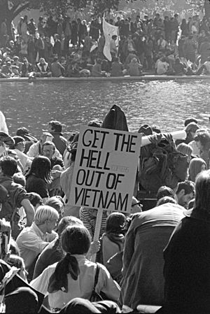 Archivo:Vietnam War protestors at the March on the Pentagon