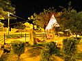 Vista lateral del parque municipal, durante una noche de navidad.