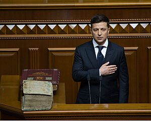 Archivo:Volodymyr Zelensky 2019 presidential inauguration 04