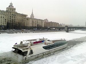 Archivo:Walking icebreaker on the Moscow river