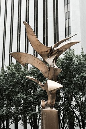 Archivo:Winged Man sculpture by Richard Hunt 1987, Chicago