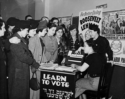 Archivo:Women voter outreach 1935 English Yiddish