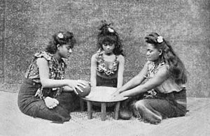 Archivo:3 Samoan girls making ava 1909