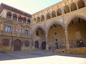Archivo:Alcañiz - Plaza de España, Lonja y Ayuntamiento 2
