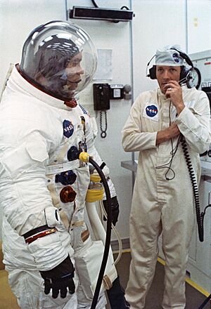 Archivo:Apollo 13 Haise suits up