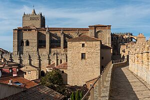 Archivo:Avila Cathedral 2023 - south from the walls