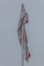 Archivo:Bandera noruega congelada, Dalsnibba, Geiranger, Noruega, 2019-09-07, DD 64