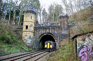 Archivo:Bramhope Tunnel north portal with train